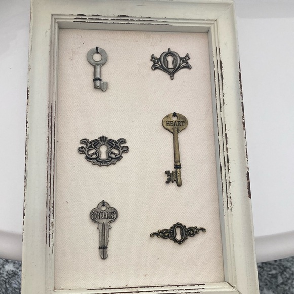 White frame Key Photo - Picture 1 of 2